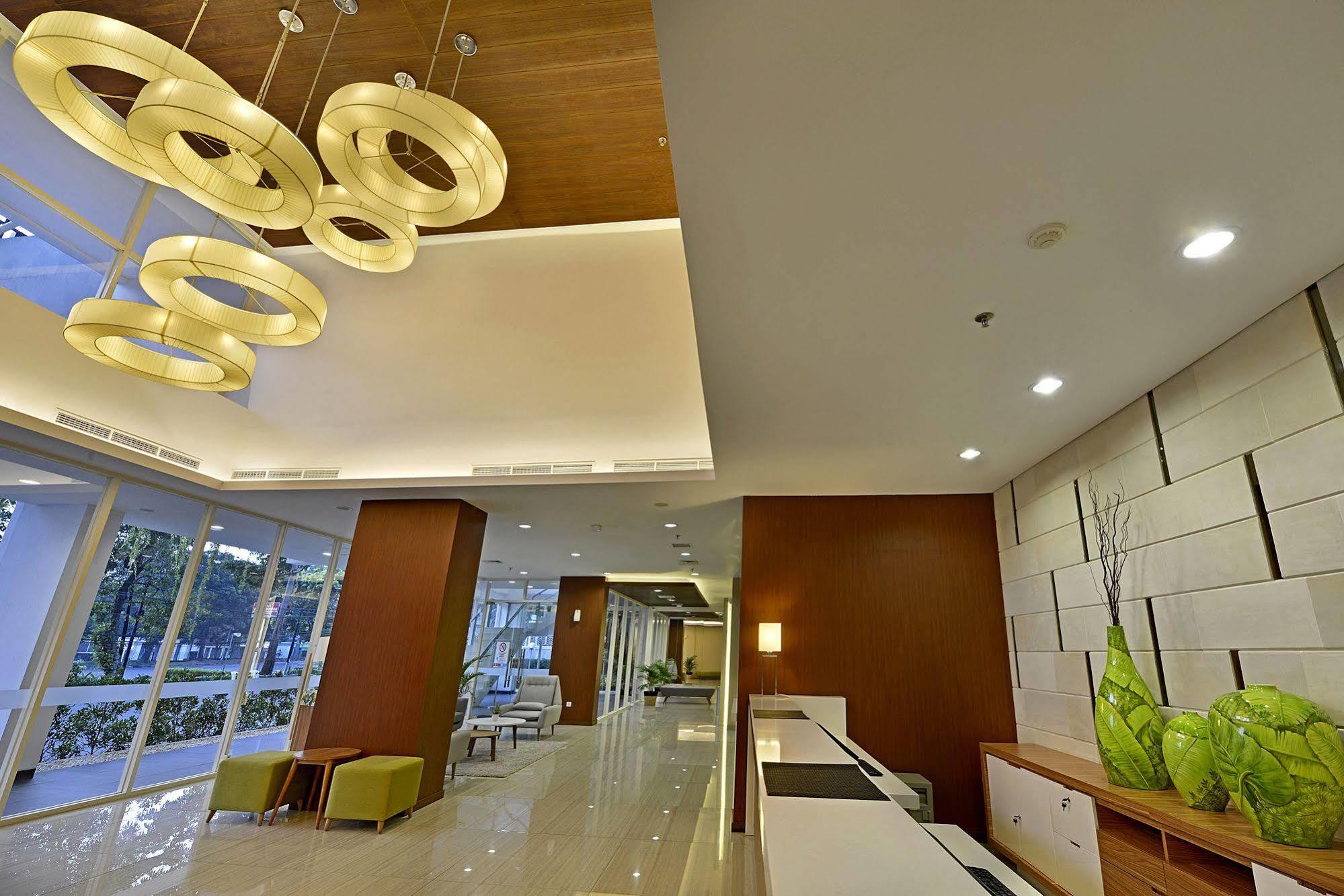 Whiz Prime Hotel Pajajaran Bogor Buitenkant foto