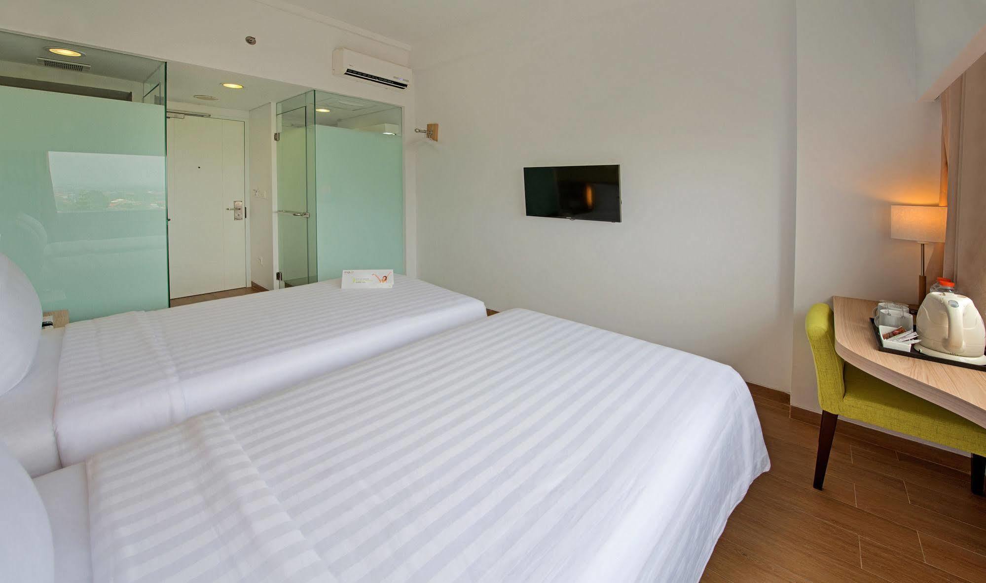 Whiz Prime Hotel Pajajaran Bogor Buitenkant foto