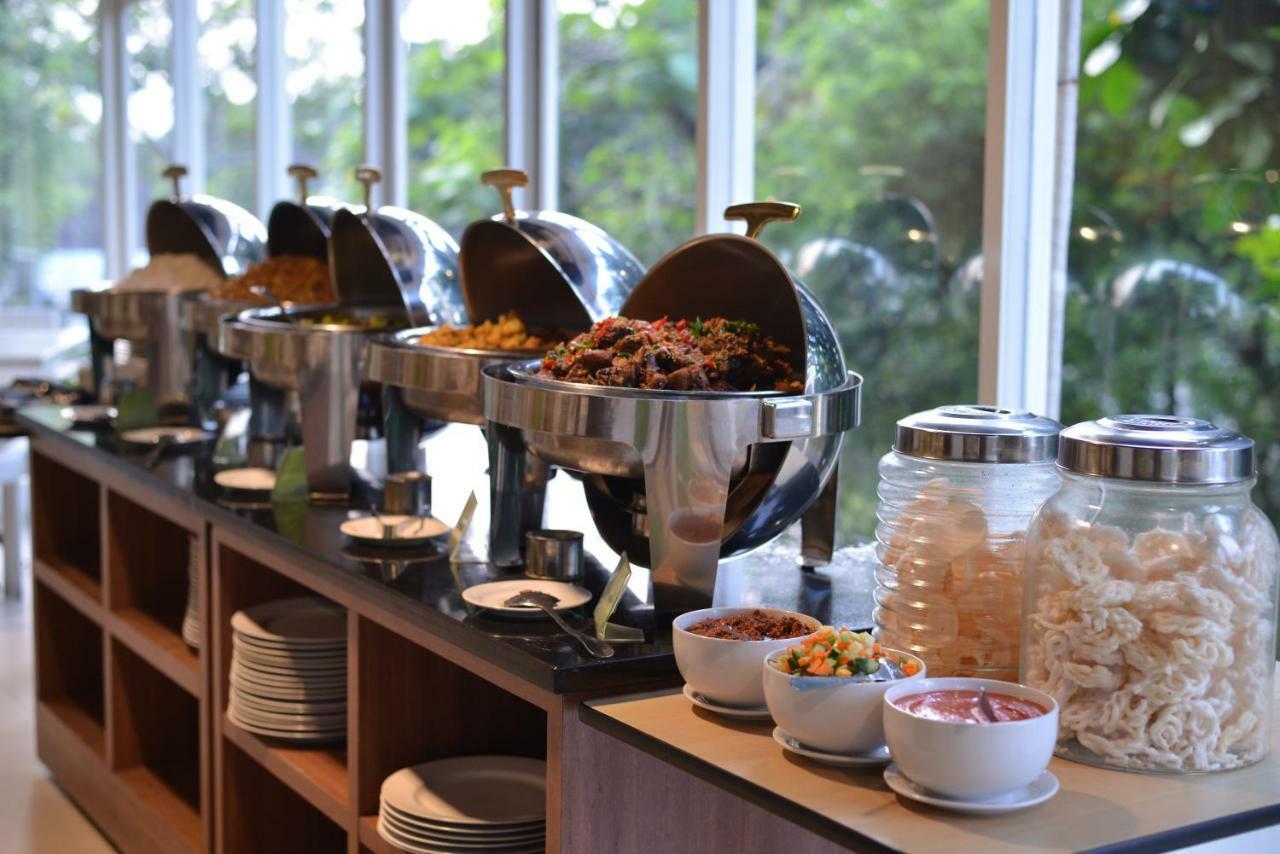 Whiz Prime Hotel Pajajaran Bogor Buitenkant foto